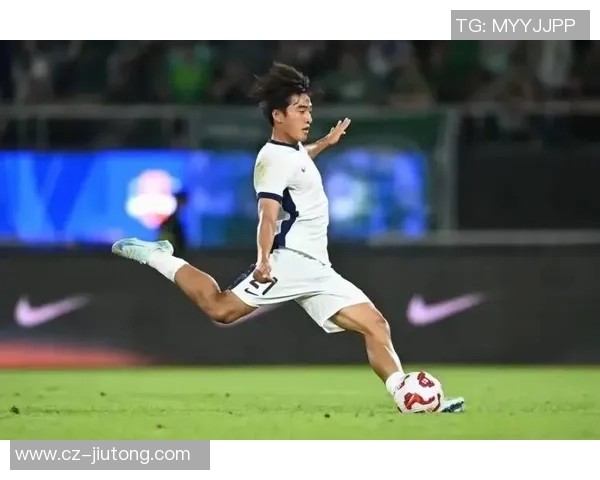 天才足球明星的背后故事与奋斗历程揭秘