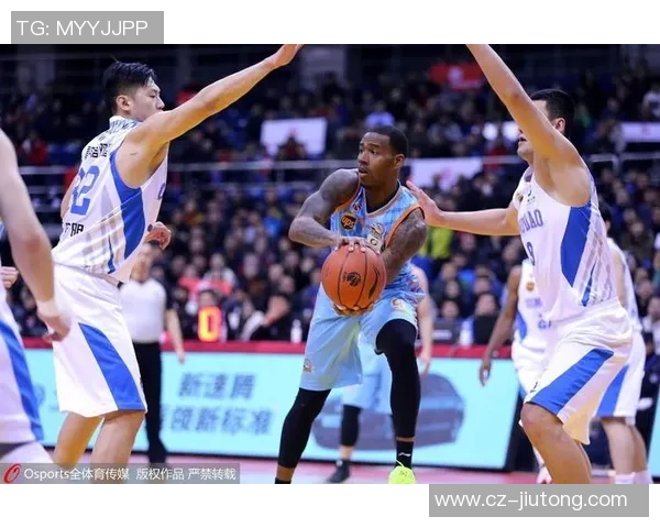 第32轮青岛队与新疆队激战正酣谁能在这场较量中笑到最后